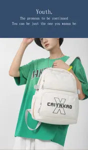 Gedetailleerd overzicht van witte canvas rugzak met voorzak en casual stijl.