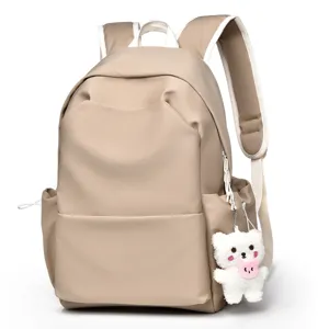 Mochila escolar minimalista de gran capacidad en color liso con bonito colgante de oso.