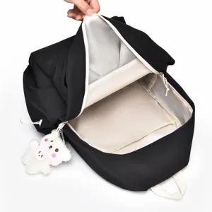 Mochila escolar de gran capacidad monocolor con bonito colgante de oso para uso diario.