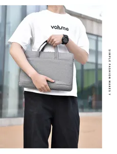 Detailaufnahme der grauen Stoff-Laptoptasche mit Griffen und Reißverschluss, lässig.