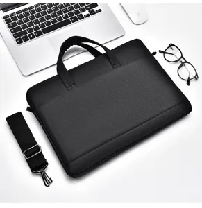 Schwarze Laptoptasche Detailansicht mit robustem Stoff, stabilen Griffen und Schultergurt.