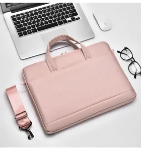 Rosa Laptoptasche Detailansicht mit robustem Stoff, praktischen Griffen und Schultergurt.