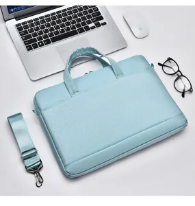 Hellblaue Laptoptasche Detailansicht mit Griffen und verstellbarem Schultergurt, schlicht.