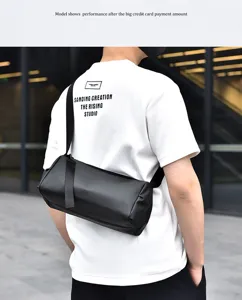 Sac bandoulière cylindrique noir élégant pour homme, sac de sport imperméable de rue.