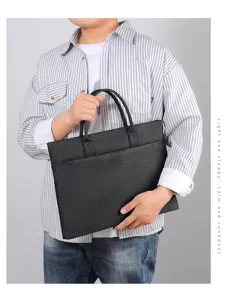 Dettaglio valigetta porta pc business, design minimalista, tessuto grigio resistente e chic.