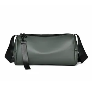Sac bandoulière cylindrique vert foncé pour homme, mode streetwear imperméable et décontractée.