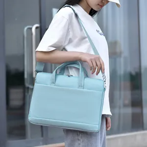 Elegante Laptoptasche mit Schultergurt, hellblaue leichte Business Aktentasche fuer den Alltag.