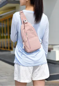 Sac à bandoulière rose décontracté sac de poitrine pour femmes hommes design extérieur imperméable.