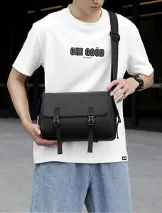 Vista detallada del bolso mensajero negro para hombre con doble hebilla y correa.