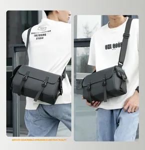 Bolso mensajero casual de hombre estilo workwear detalle, bandolera gris oscura impermeable.
