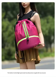 Detailweergave van color-block trekkoord sportrugzak, stijlvolle outdoor fitness tas.