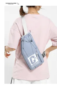 Borsa a tracolla stile utility casual con design a colori contrastanti per uso quotidiano.