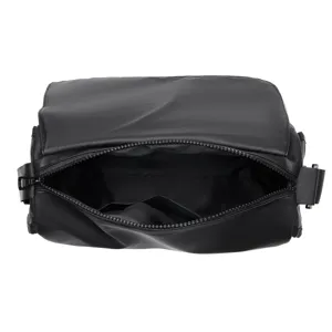 Bolso mensajero casual negro para hombre con compartimento espacioso y cremallera duradera.