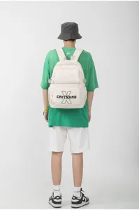 Gedetailleerd overzicht van casual Koreaanse stijl rugzak in beige met voorvak en schouderbanden.