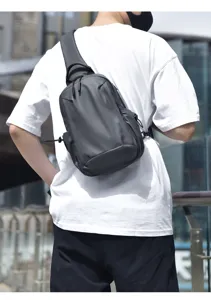 Detailansicht einer lässigen Herrentasche als Brusttasche im Freien, mehrfächer Design.