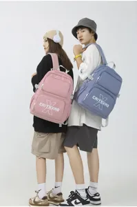 Gedetailleerd overzicht van de schattige Koreaanse stijl rugzak, stijlvolle schooltas met voorvak.