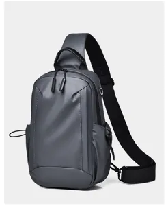 Detailansicht der dunkelgrauen Brusttasche mit robustem Stoff und praktischen Fächern.