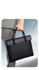 Detailansicht einer schwarzen Business Aktentasche aus Leder mit zwei Griffen für Büro.