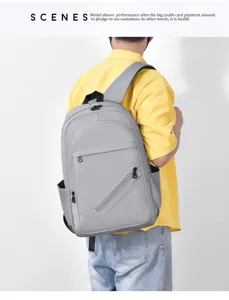 Vista detallada de la mochila casual gris usada por el modelo, con bolsillos laterales.