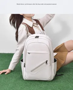 Vista detallada de la mochila de negocios blanca minimalista con prácticos bolsillos.
