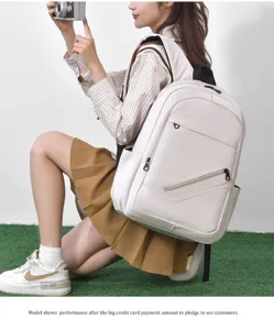 Mochila de gran capacidad minimalista para viaje y trabajo en cuero blanco elegante.