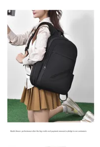 Vista detallada de mochila de negocios negra con gran capacidad y multiples bolsillos.