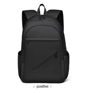 Detalle de mochila para portátil de negocios negra minimalista, gran bolso de cercanías.