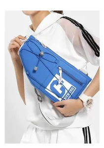 Primo piano dettagliato della borsa da petto blu con cordini elastici e stampa bianca.