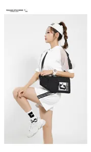 Vista dettagliata della borsa da petto sportiva alla moda con tracolla regolabile e design.