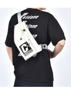 Primo piano della borsa da petto sportiva leggera con tracolla regolabile e coulisse.