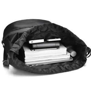 Zwarte trekkoord rugzak hoofdaanzicht met grote opslagcapaciteit voor dagelijkse reizen.