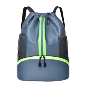 Casual trekkoord sport fitness rugzak voor reizen, stijlvol grijs ontwerp met groene strepen.
