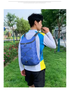 Detalle de mochila de exterior plegable ligera con cremallera duradera y tela de nailon.