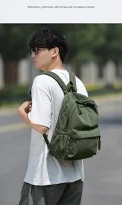 Lässiger grüner Kord-Rucksack für Studenten und Pendler. Großer Tagesrucksack mit praktischen Taschen.