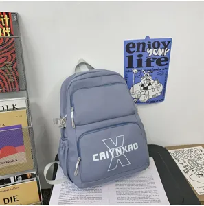 Lichtblauwe canvas rugzak detailopname in close-up, casual college stijl schooltas.