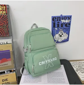 Gedetailleerd overzicht van een schattige Koreaanse canvas rugzak in lichtgroen met zakken.