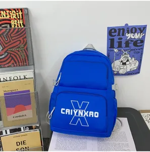 Gedetailleerd overzicht van de stijlvolle blauwe college rugzak met voorvak en print.