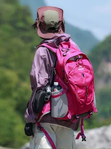 Outdoor wandelrugzak met grote capaciteit in felroze, gedetailleerd overzicht met zijzak van gaas.