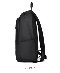 Vista lateral de una elegante mochila negra de negocios para portátil con diseño multicapa.
