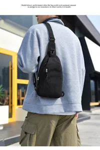 Vue détaillée du sac bandoulière en toile noire, sacoche unie élégante pour voyage en plein air.