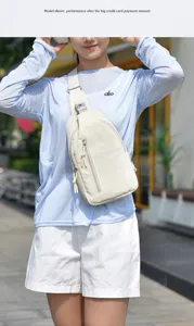 Sac bandoulière unicolore décontracté, sangle réglable, détail de sac de poitrine.