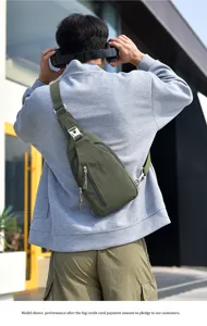 Vue détaillée du sac à bandoulière vert olive décontracté porté en extérieur.