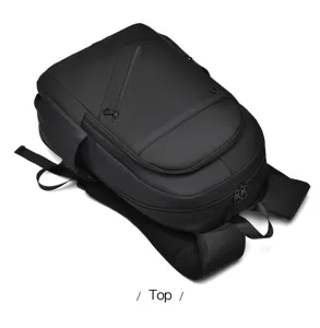 Vista detallada de una elegante mochila de negocios negra con bolsillo diagonal con zip.