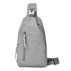 Sac bandoulière gris décontracté pour hommes et femmes, idéal pour les trajets et les loisirs.