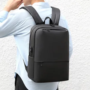 Zaino per laptop uomo business casual nero con porta di ricarica USB visto da dietro.