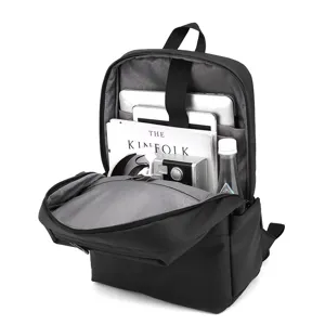 Zaino porta pc nero minimalista da uomo, borsa da viaggio e lavoro spaziosa ed elegante.