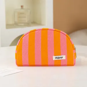 Gestreifte Kosmetiktasche fuer Reisen, tragbare Make-up-Tasche mit Reissverschluss aus Frottee.