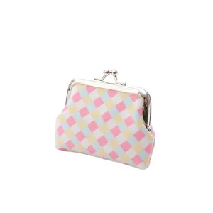 Primo piano dettagliato del mini portamonete con chiusura a bacio in tessuto a quadri pastello.