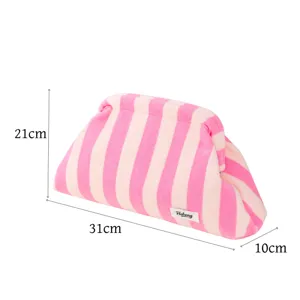Rosa-weiß gestreifte Kosmetiktasche Detailansicht mit Abmessungen und weichem Stoff.