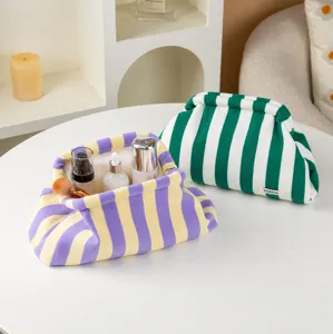 Nahaufnahme der gestreiften Kosmetiktasche mit Stofftextur und praktischer Aufbewahrung.